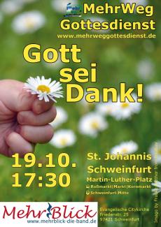 Eine Kinderhand hält ein einzelnes Gänseblümchen. Im Hintergrund nicht fokussiert weitere Gänseblümchen auf einer grünen Wiese. Text: MehrWegGottesdienst Gott sei Dank 19.10. 17:30 St. Johannis Schweinfurt, Martin-Luther-Platz