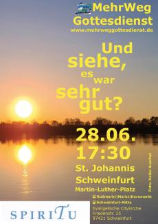 Sonnenuntergang am Baggersee. Die Sonne spiegelt sich im Wasser.