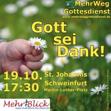 Eine Kinderhand hält ein einzelnes Gänseblümchen. Im Hintergrund nicht fokussiert weitere Gänseblümchen auf einer grünen Wiese. Text: MehrWegGottesdienst Gott sei Dank 19.10. 17:30 St. Johannis Schweinfurt, Martin-Luther-Platz