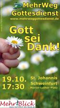 Eine Kinderhand hält ein einzelnes Gänseblümchen. Im Hintergrund nicht fokussiert weitere Gänseblümchen auf einer grünen Wiese. Text: MehrWegGottesdienst Gott sei Dank 19.10. 17:30 St. Johannis Schweinfurt, Martin-Luther-Platz