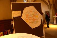 Eine große "Gehörschnecke" an einer Stellwand