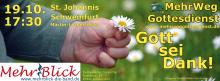 Eine Kinderhand hält ein einzelnes Gänseblümchen. Im Hintergrund nicht fokussiert weitere Gänseblümchen auf einer grünen Wiese. Text: MehrWegGottesdienst Gott sei Dank 19.10. 17:30 St. Johannis Schweinfurt, Martin-Luther-Platz
