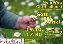Eine Kinderhand hält ein einzelnes Gänseblümchen. Im Hintergrund nicht fokussiert weitere Gänseblümchen auf einer grünen Wiese. Text: MehrWegGottesdienst Gott sei Dank 19.10. 17:30 St. Johannis Schweinfurt, Martin-Luther-Platz
